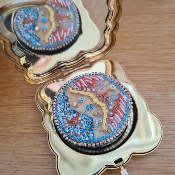 Vintage Estée Lauder poederdoos X Boogschutter broche