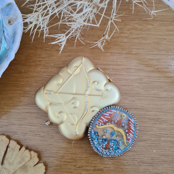 Vintage Estée Lauder poederdoos X Boogschutter broche