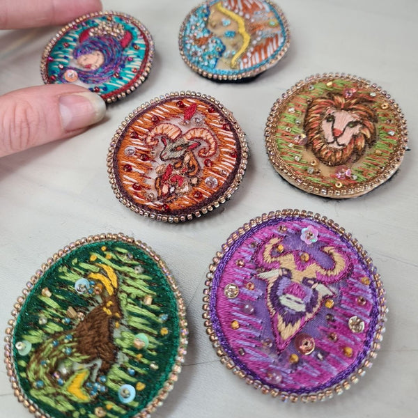 Vintage Estée Lauder poederdoos X Boogschutter broche