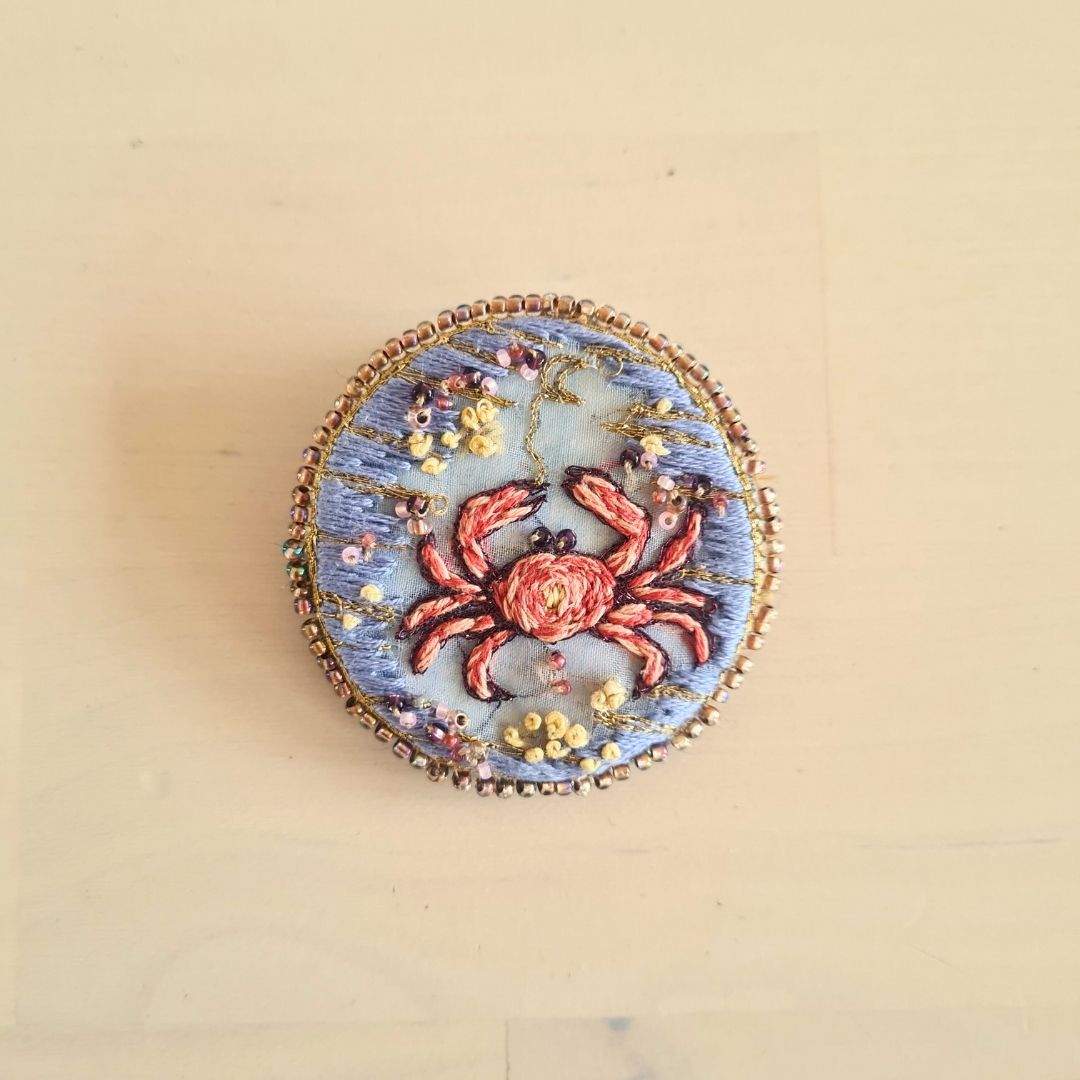 Broche Créateur Estée Lauder - Métal Doré Et Verre, Bijou Vintage Occasion